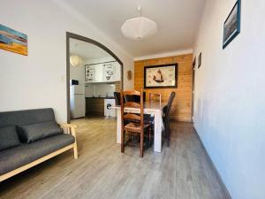 - un salon avec une table et un canapé dans l'établissement Maison Port-Vendres, 3 pièces, 6 personnes - FR-1-309-367, à Port-Vendres