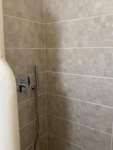 łazienka z prysznicem z głowicą prysznicową w obiekcie Evdokia's House Amorgos-Chora w mieście Amorgós