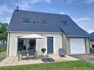 Zdjęcie z galerii obiektu Maison neuve 6 pers à 350m mer, proche balades, avec wifi et jardin - FR-1-361-473 w mieście Carolles