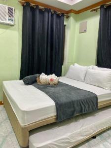 - une chambre avec 2 lits jumeaux et des rideaux bleus dans l'établissement Exclusive Beachfront House at San Juan La Union, à San Juan