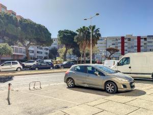 mały srebrny samochód zaparkowany na parkingu w obiekcie Coquet studio cabine pour 5 pers, port de plaisance, plage à 250m, TV, lave-linge, parking - FR-1-715-55 w mieście Mauguio