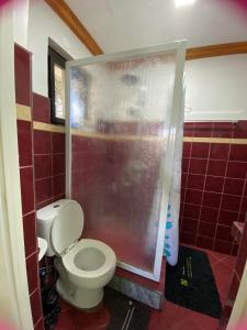 La salle de bains est pourvue d'une douche et de toilettes. dans l'établissement Exclusive Beachfront House at San Juan La Union, à San Juan