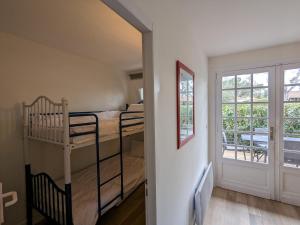 a room with two bunk beds and a window at Appartement Arcachon, 1 pièce, 4 personnes - FR-1-420-125 in Arcachon