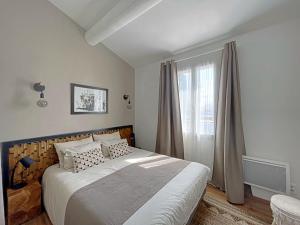 - une chambre avec un grand lit et une fenêtre dans l'établissement Maison Saintes-Maries-de-la-Mer, 3 pièces, 4 personnes - FR-1-475-112, à Saintes-Maries-de-la-Mer