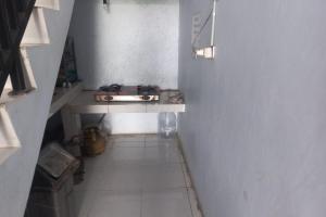直葛的住宿－SPOT ON 93886 Kost Zalfa Amalia Syariah，白色客房内带炉灶的小走廊
