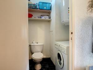 mała łazienka z toaletą i pralką w obiekcie Studio cabine sur plage avec parking et animaux admis - FR-1-715-63 w mieście Palavas-les-Flots +2 zdjęcia