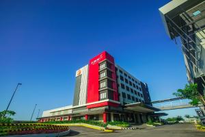 un bâtiment rouge avec un panneau sur son côté dans l'établissement Summit Hotel Naga, à Naga