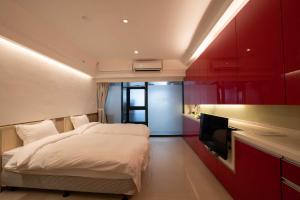1 dormitorio con 2 camas y TV de pantalla plana en Duoai Mineral Spring, en Jiaoxi