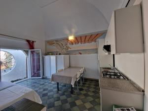 a small room with a table and a kitchen at "villa MARINA" a due passi dal mare in Peschici