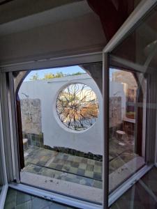 a glass window with a view of a courtyard at "villa MARINA" a due passi dal mare in Peschici