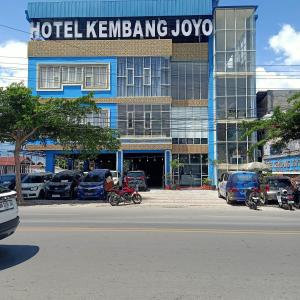 a hotel kenneling joko sign on the side of a building at Hotel Kembang Joyo in Palu
