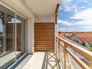 balkon z drewnianymi drzwiami i widokiem w obiekcie Appartement 3* à 50m de l'Océan, 5 pers, Clim, Wifi, Parking - Mimizan Plage - FR-1-50-116 w mieście Mimizan