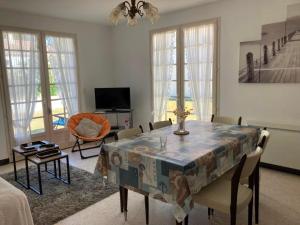 Televízia a/alebo spoločenská miestnosť v ubytovaní Maison plain-pied proche plage avec jardin clos - 5 pers - FR-1-540-262