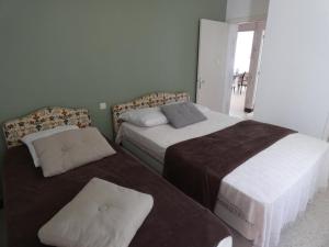 Posteľ alebo postele v izbe v ubytovaní Maison plain-pied proche plage avec jardin clos - 5 pers - FR-1-540-262