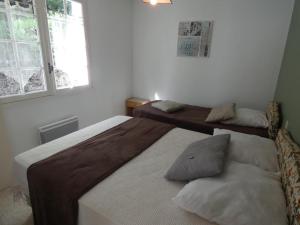 Posteľ alebo postele v izbe v ubytovaní Maison plain-pied proche plage avec jardin clos - 5 pers - FR-1-540-262
