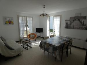 Televízia a/alebo spoločenská miestnosť v ubytovaní Maison plain-pied proche plage avec jardin clos - 5 pers - FR-1-540-262