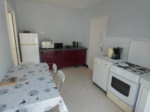 Kuchyňa alebo kuchynka v ubytovaní Maison plain-pied proche plage avec jardin clos - 5 pers - FR-1-540-262