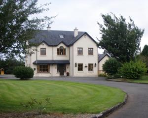 una gran casa blanca con un gran patio en Corcoran's Lodge en Ferns