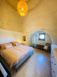 Villa Filou في سانتا لوسيا: غرفة نوم بسرير في غرفة ذات سقف