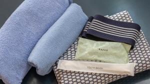 duas toalhas azuis sentadas ao lado uma da outra em Tabist Oyado Chitose em Kazuno
