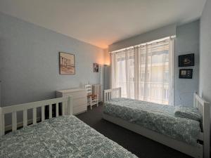 1 dormitorio con 2 camas y ventana en Appartement Saint-Jean-de-Luz, 3 pièces, 5 personnes - FR-1-239-962, en San Juan de Luz