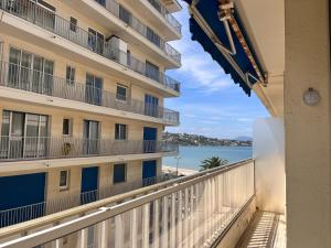 un balcón con vistas al océano desde un hotel en Appartement Saint-Jean-de-Luz, 3 pièces, 5 personnes - FR-1-239-962, en San Juan de Luz