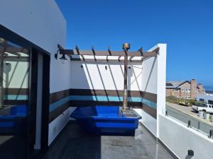 y baño con aseo en el balcón. en Yzerfontein Villa Fantastica - No Loadshedding, en Yzerfontein
