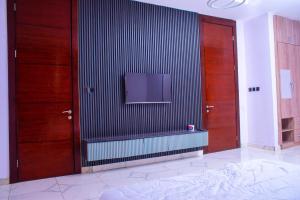 TV a/nebo společenská místnost v ubytování 4 Bedroom Terraced Duplex for Airbnb Short Stay in Ikeja + 8 fotografií