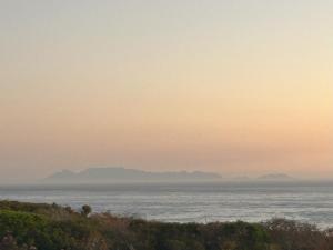vistas al océano y a las montañas a lo lejos en Yzerfontein Villa Fantastica - No Loadshedding, en Yzerfontein