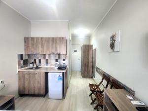 Kuchyň nebo kuchyňský kout v ubytování Apartments On Vaja Pshavela