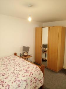 - une chambre avec un lit et une armoire dans l'établissement The Flat, à Monmore Green