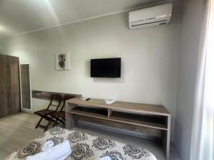 TV a/nebo společenská místnost v ubytování Apartments On Vaja Pshavela