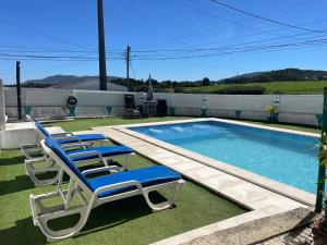 un par de sillas y una piscina en Casa Vila Sao & Pompeia, en Sesimbra