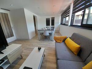 un soggiorno con divano e tavolo di Appartement Vieux-Boucau-les-Bains, 3 pièces, 4 personnes - FR-1-239-982 a Vieux-Boucau-les-Bains