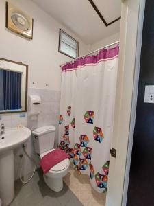 uma casa de banho com um WC e uma cortina de chuveiro em Sisina Resort and Spa em Prachuap Khiri Khan