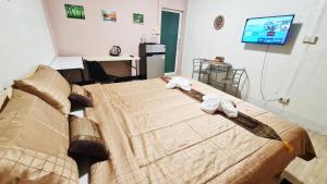 una habitación de hospital con una cama con toallas. en สรชา เพลส Soracha Place en Maha Sarakham