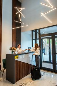 Dishli Hotel & Spa في ستروغا: سيدتان واقفتان في مكتب
