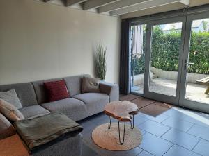 ein Wohnzimmer mit einem Sofa und einem Tisch in der Unterkunft koekoelavache holiday home in Vielsalm