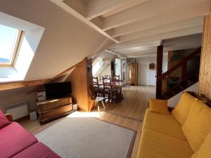 ein Wohnzimmer mit Sofa und Tisch in der Unterkunft Duplex T4 au cœur du village, 3 chambres, garage, pour 6/7 pers. - FR-1-761-12 in Villard-de-Lans