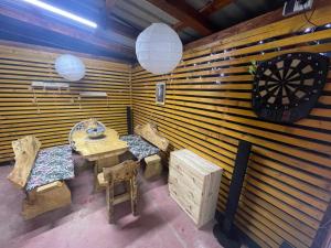 波札雷瓦茨的住宿－Vikendica Freedom，配有桌椅和时钟的房间