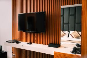 einen Flachbild-TV an der Wand in einem Zimmer in der Unterkunft Shine Boutique Hotel in Tagum