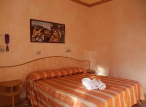 - une chambre avec un lit et 2 serviettes dans l'établissement Hotel Anita, à Gatteo a Mare