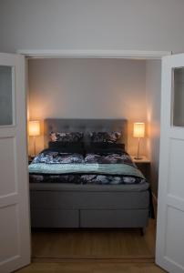 Un pat sau paturi într-o cameră la Aina Lahes Suite