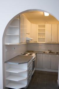 Η κουζίνα ή μικρή κουζίνα στο Aina Lahes Suite