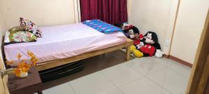 CASA DE CAMPO في توريالبا: سرير صغير في غرفة بها حيوانات محشوة