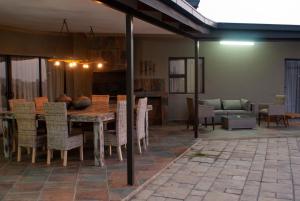 a dining room with a table and chairs at Casa de la Presa 3 in Polokwane
