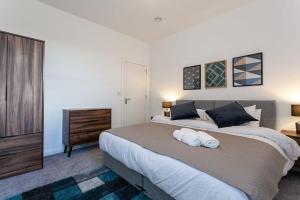 ボルトンにあるFantastic 1 Bedroom Apartment in Boltonのベッドルーム1室(大型ベッド1台、タオル2枚付)