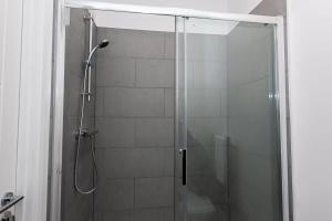 W łazience znajduje się prysznic ze szklanymi drzwiami. w obiekcie Fantastic 1 Bedroom Apartment in Bolton w mieście Bolton