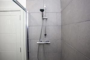 doccia con soffione e doccia di Lovely Open Plan 1 Bedroom Apartment in Bolton a Bolton