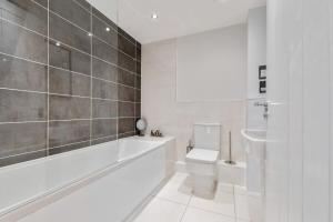 Ένα μπάνιο στο 1 Bed Modern Apartment in a Converted Mill +9 φωτογραφίες